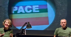 A scuola - LA FORMICHINA: UNA STORIA DI GUERRA E DI PACE di delleAli Teatro - 5/7 anni - Immagine: 1